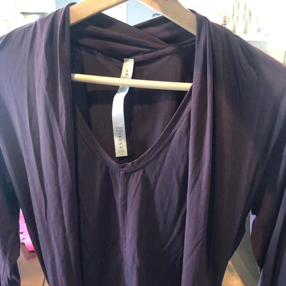 🧘🏼‍♀️ Lululemon deep stretch long sleeve top. 6